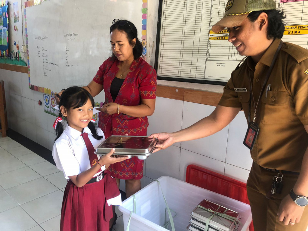 Pemerintah Desa Dalung Membantu Pemerintah Pusat Memberikan MBG Kepada Peserta Didik di SDN 2 Dalung